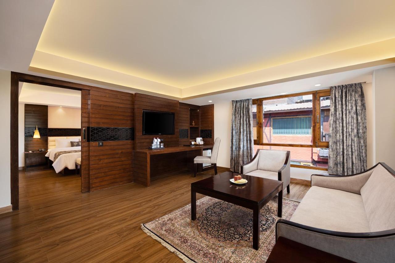 ホテル Golden Tulip Srinagar エクステリア 写真