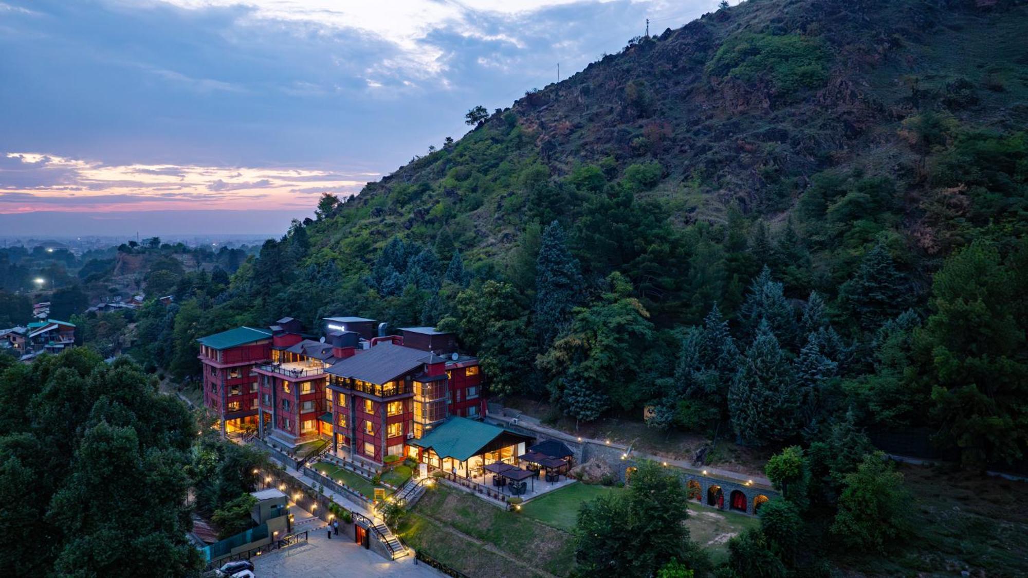 ホテル Golden Tulip Srinagar エクステリア 写真