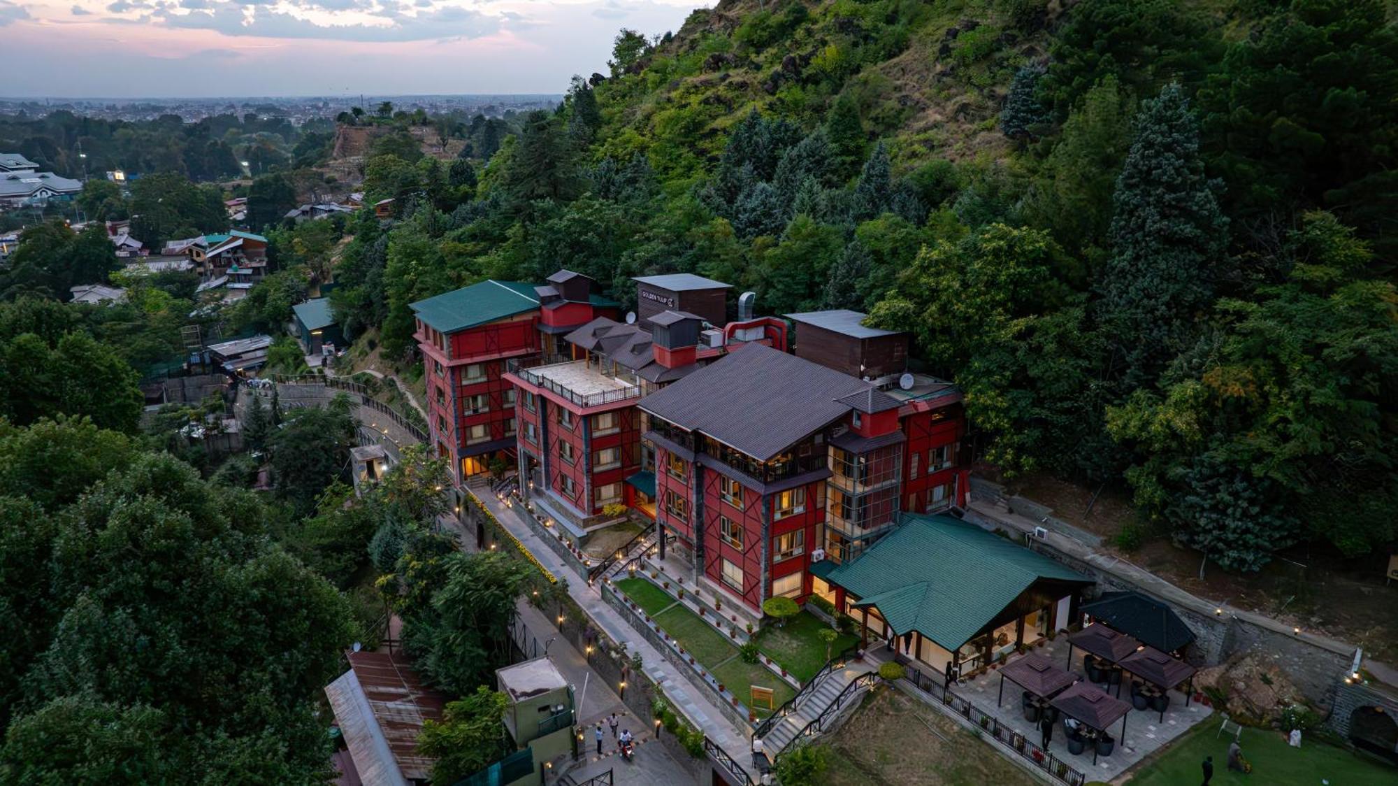 ホテル Golden Tulip Srinagar エクステリア 写真