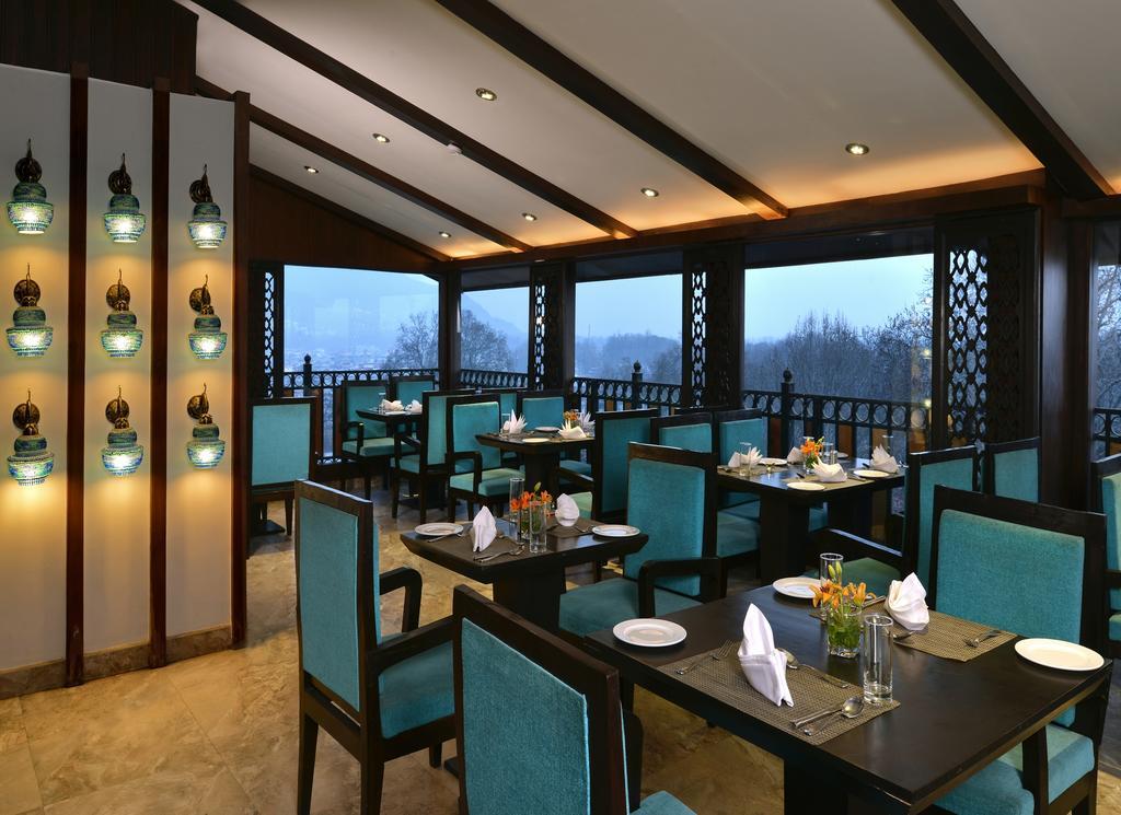 ホテル Golden Tulip Srinagar エクステリア 写真