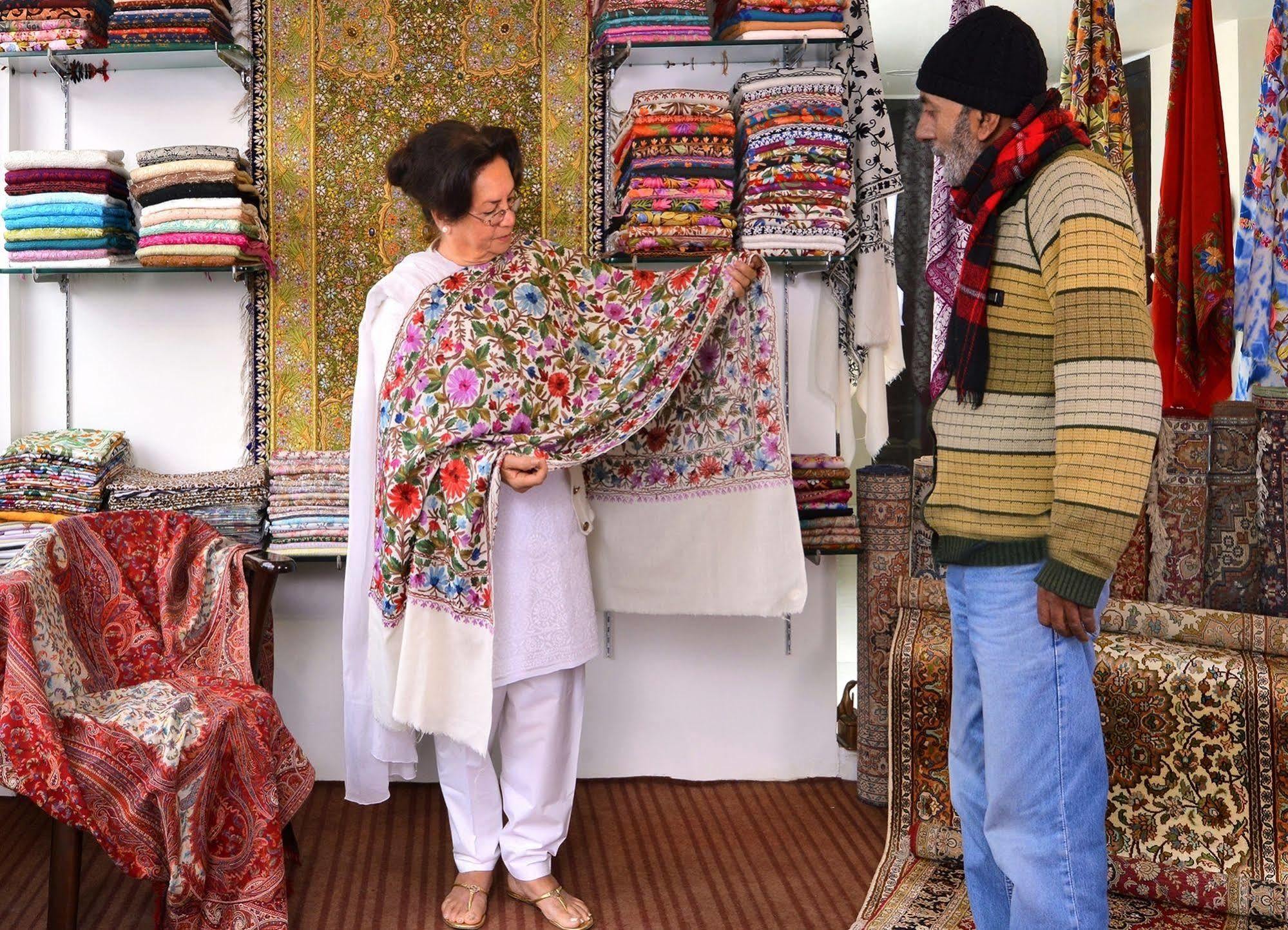 ホテル Golden Tulip Srinagar エクステリア 写真