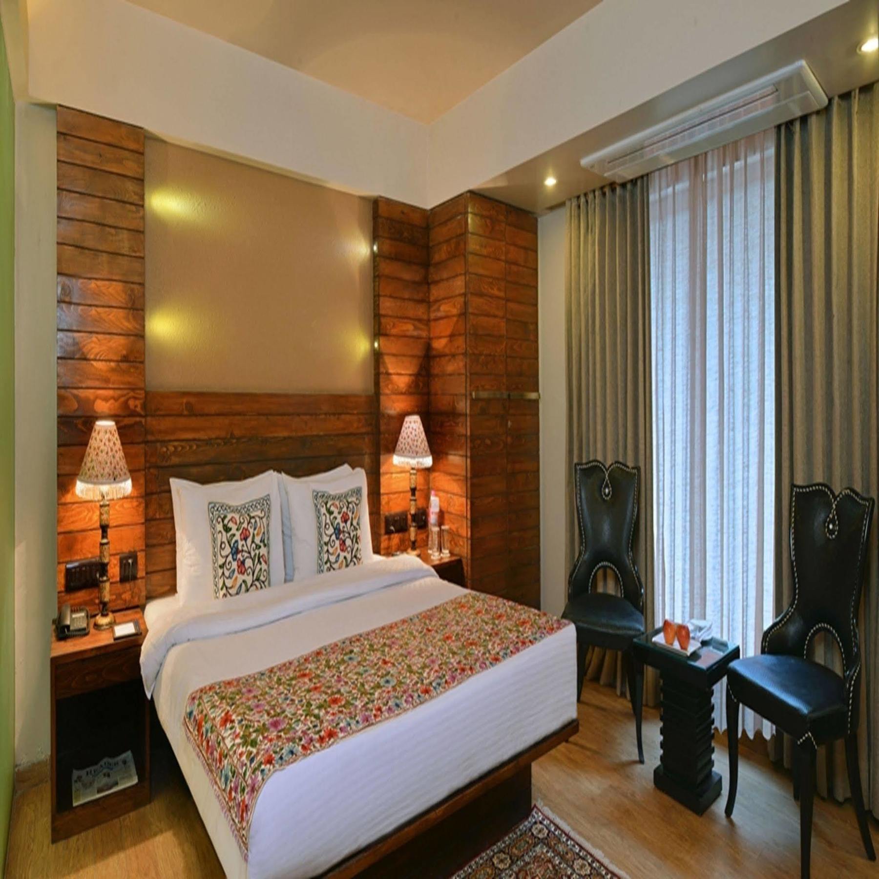 ホテル Golden Tulip Srinagar エクステリア 写真