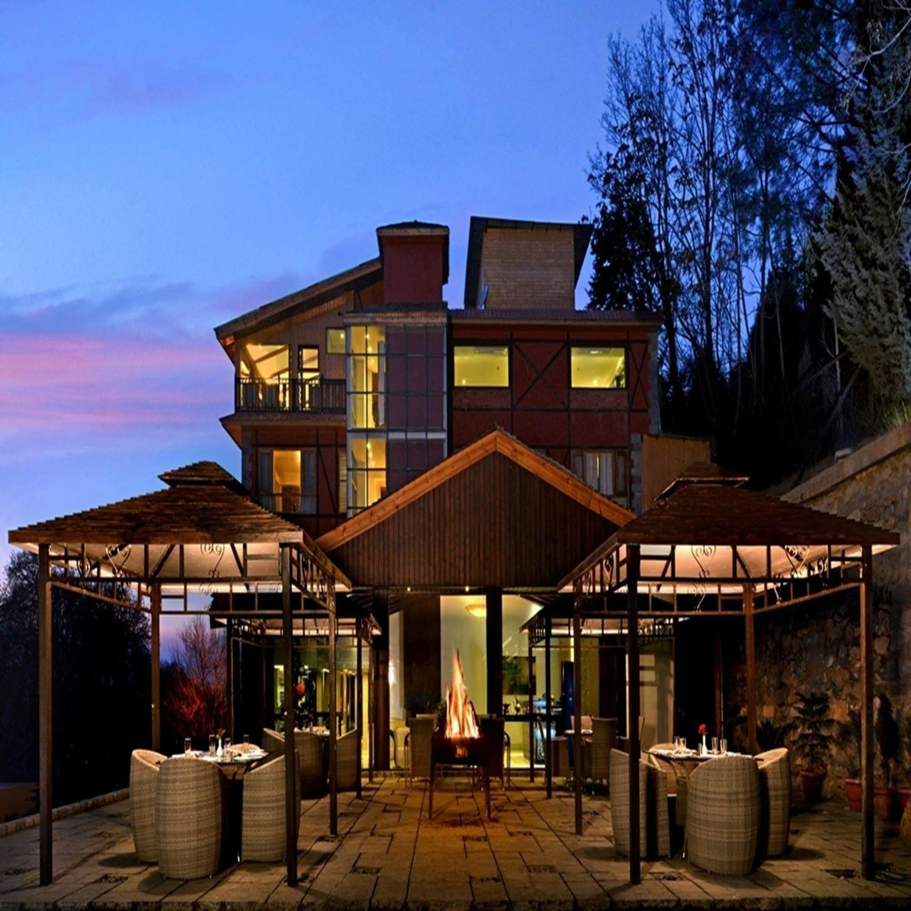 ホテル Golden Tulip Srinagar エクステリア 写真