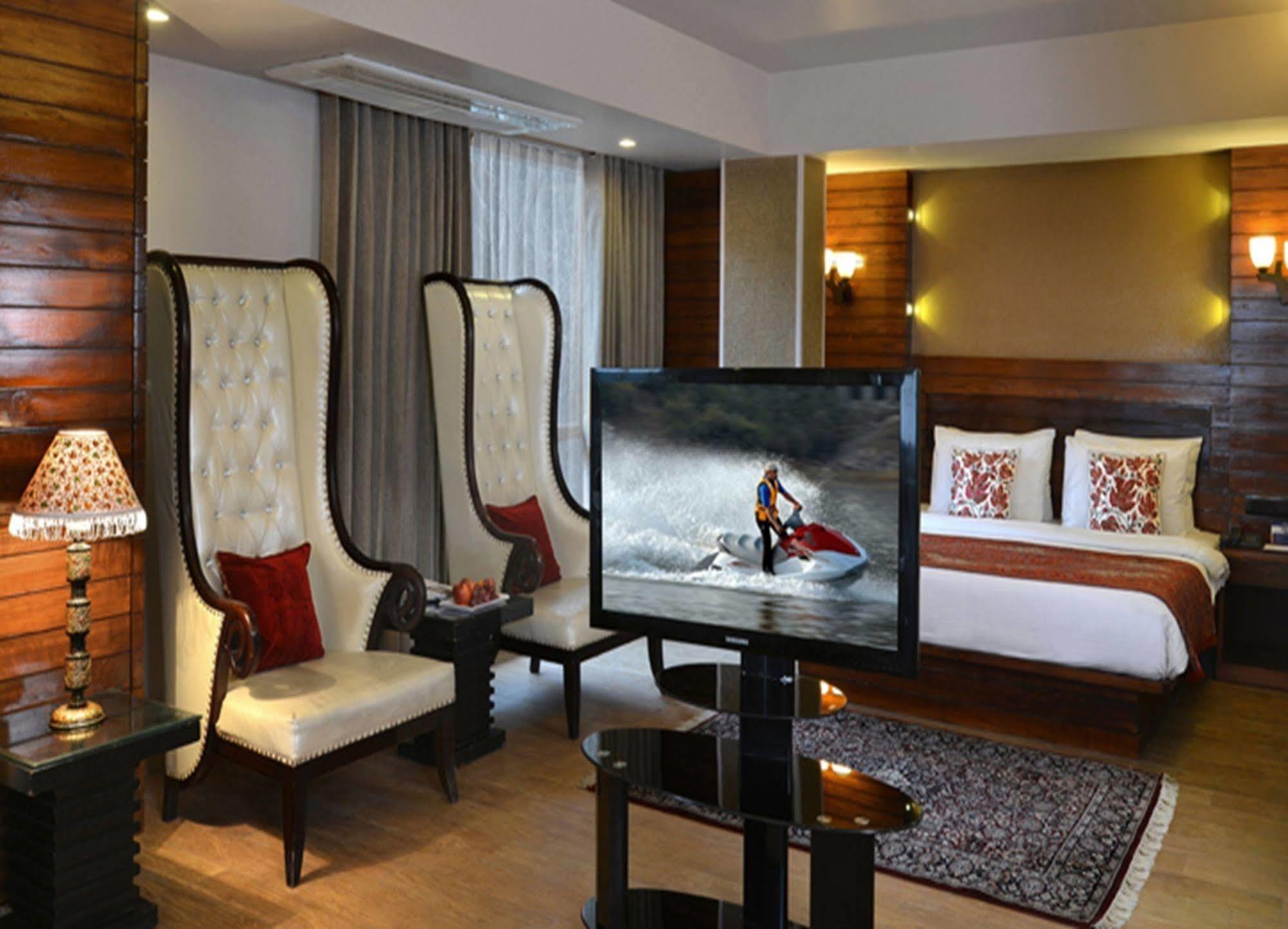 ホテル Golden Tulip Srinagar エクステリア 写真
