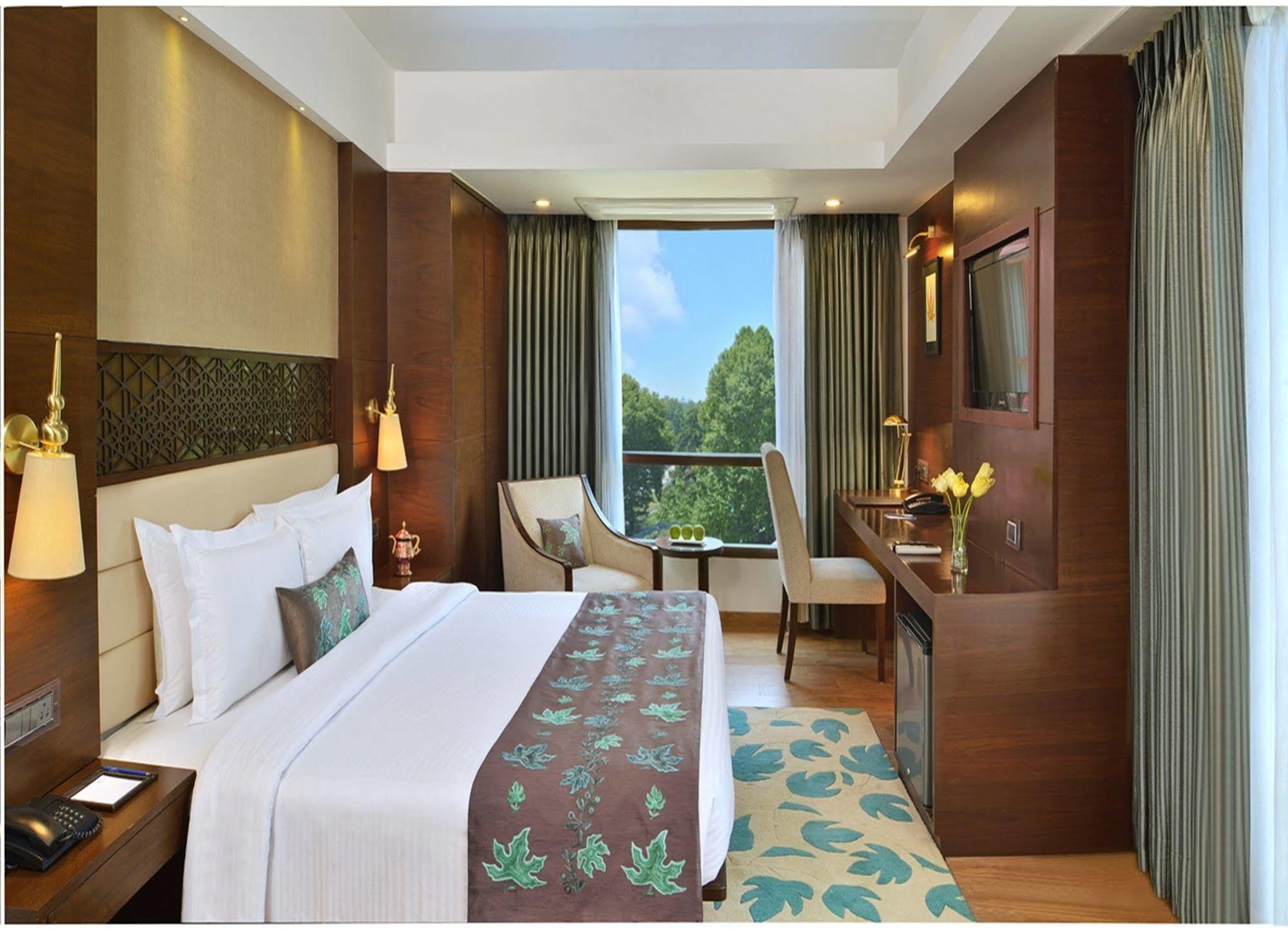 ホテル Golden Tulip Srinagar エクステリア 写真