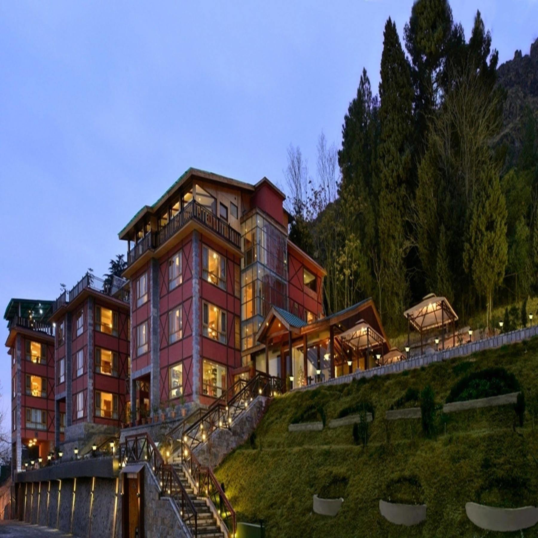 ホテル Golden Tulip Srinagar エクステリア 写真