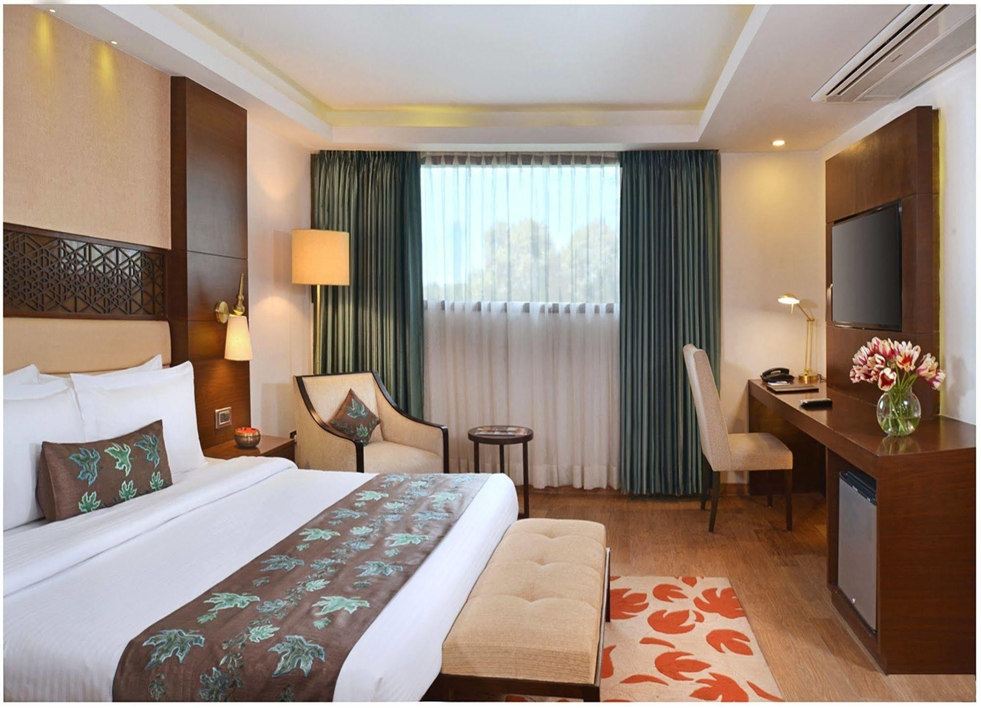 ホテル Golden Tulip Srinagar エクステリア 写真