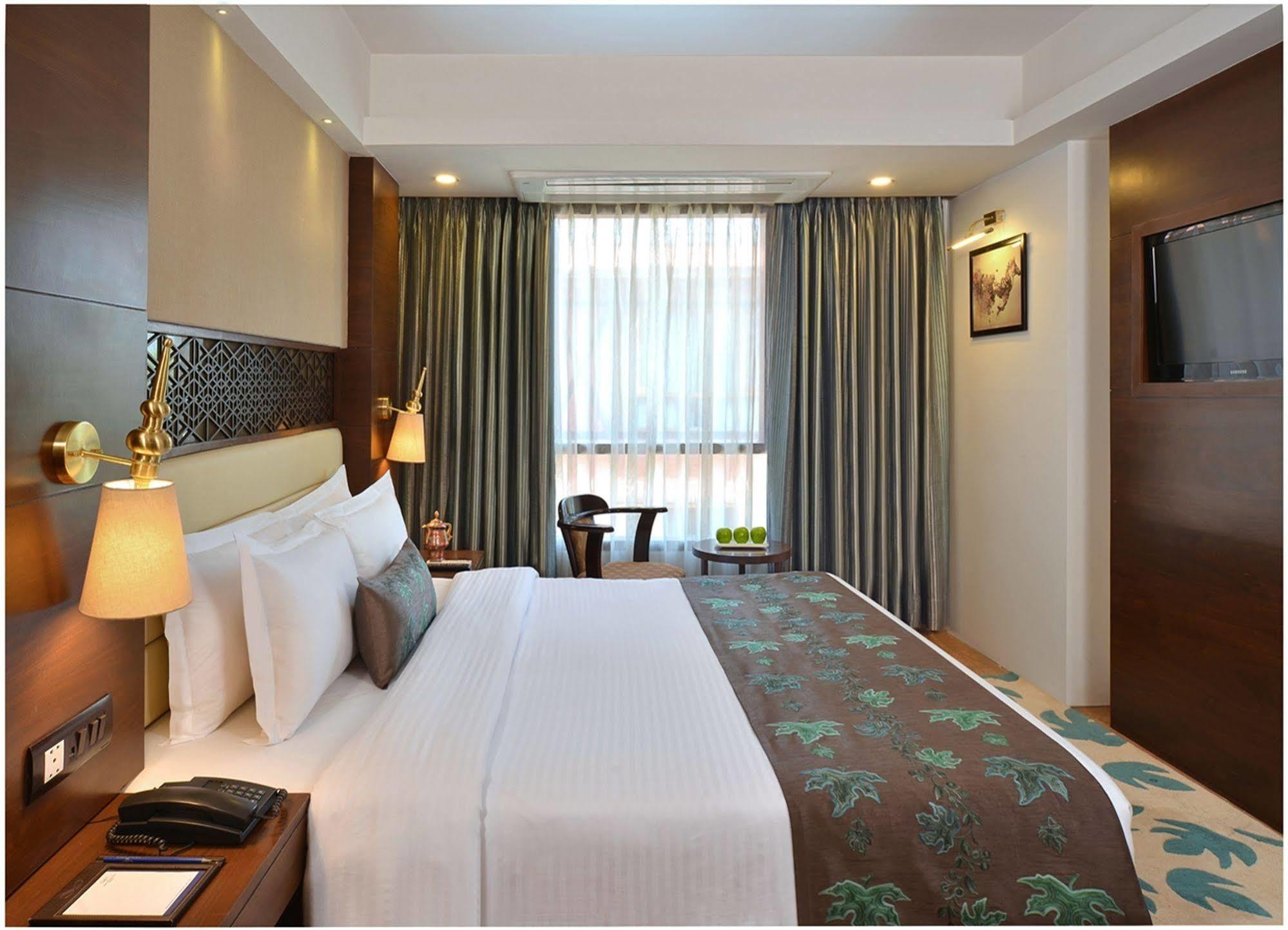 ホテル Golden Tulip Srinagar エクステリア 写真