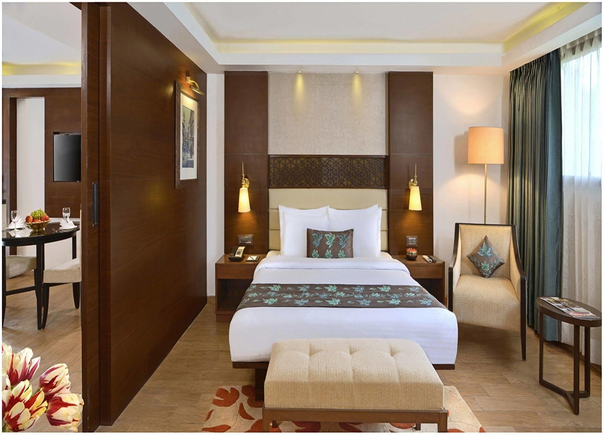 ホテル Golden Tulip Srinagar エクステリア 写真