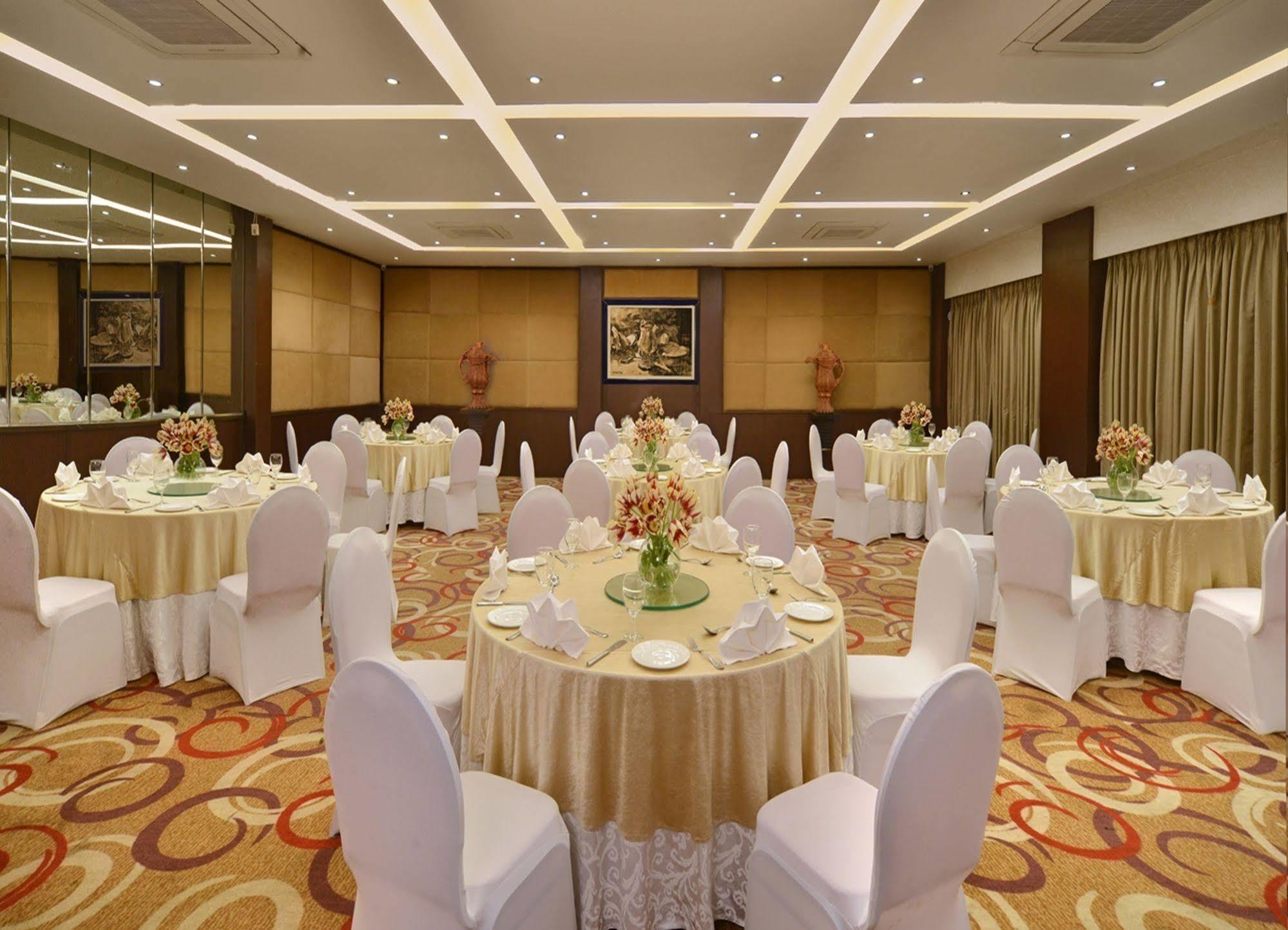 ホテル Golden Tulip Srinagar エクステリア 写真