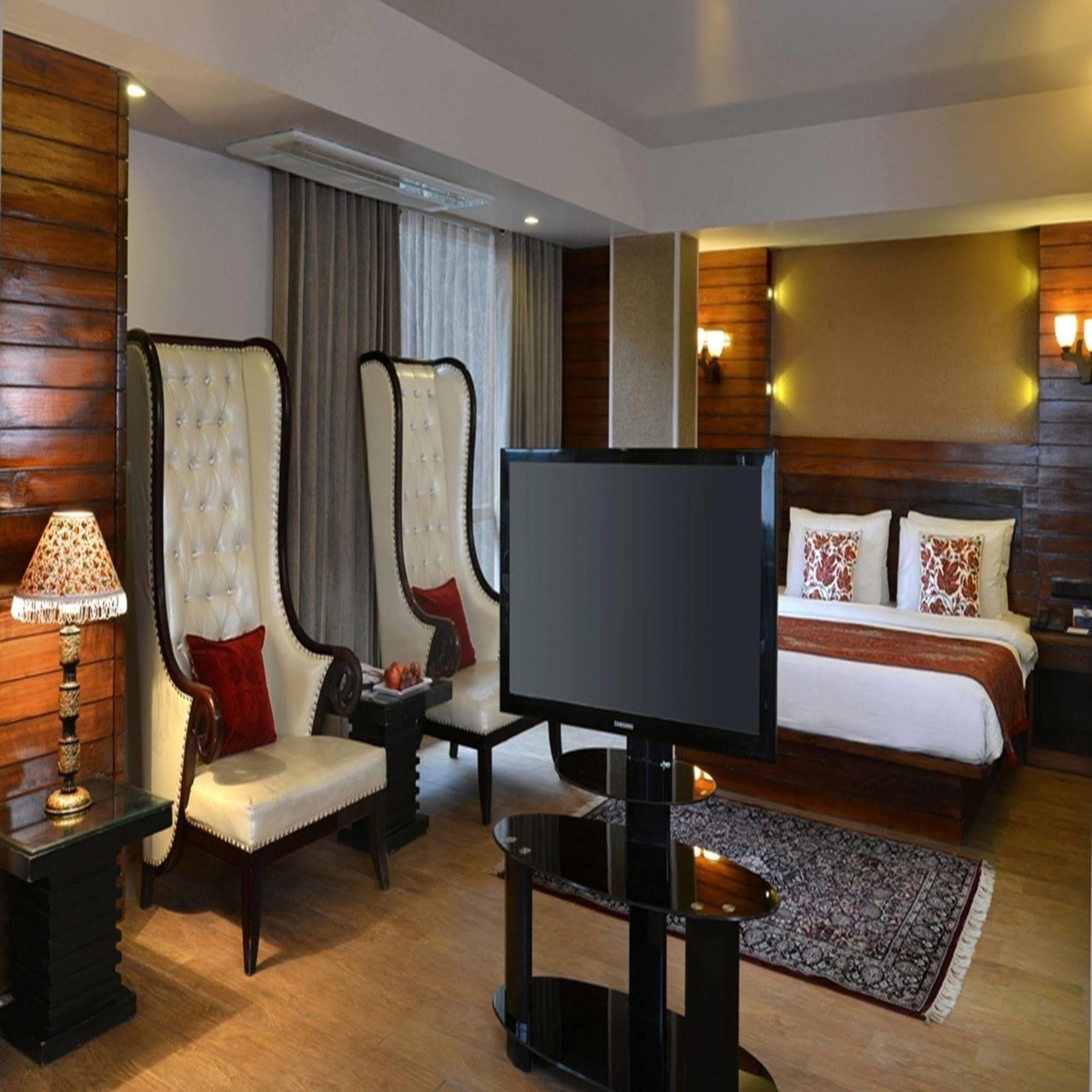 ホテル Golden Tulip Srinagar エクステリア 写真