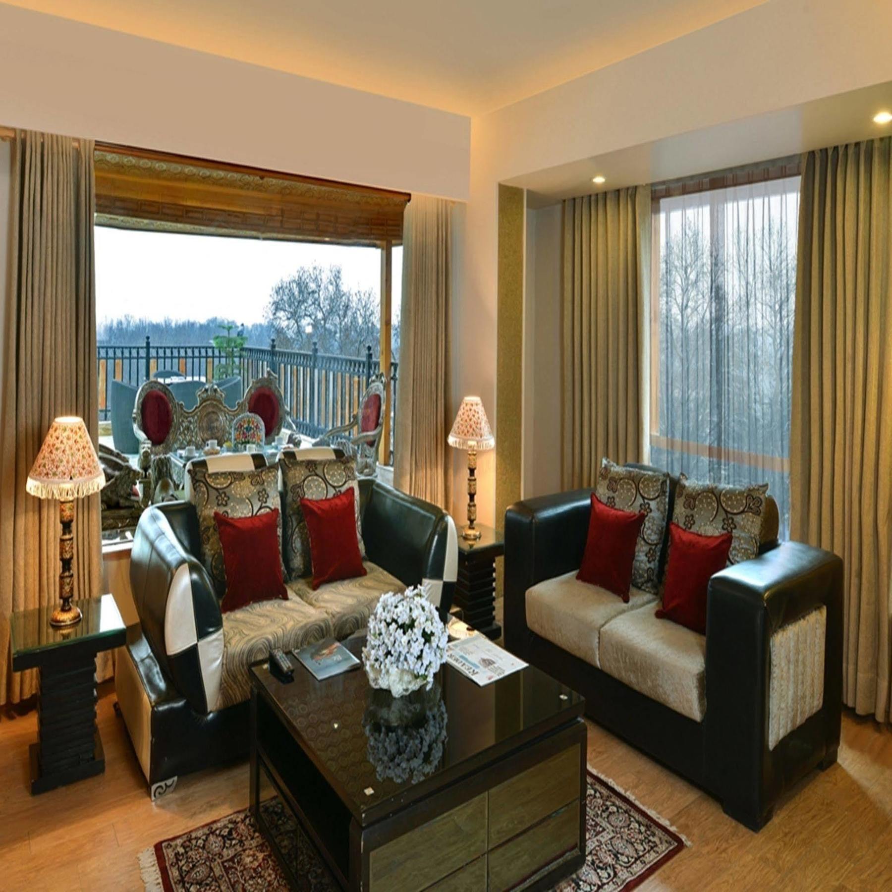 ホテル Golden Tulip Srinagar エクステリア 写真