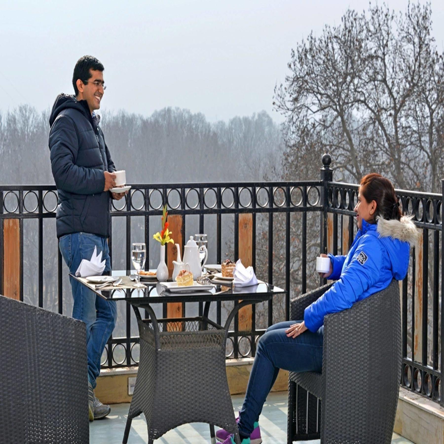 ホテル Golden Tulip Srinagar エクステリア 写真