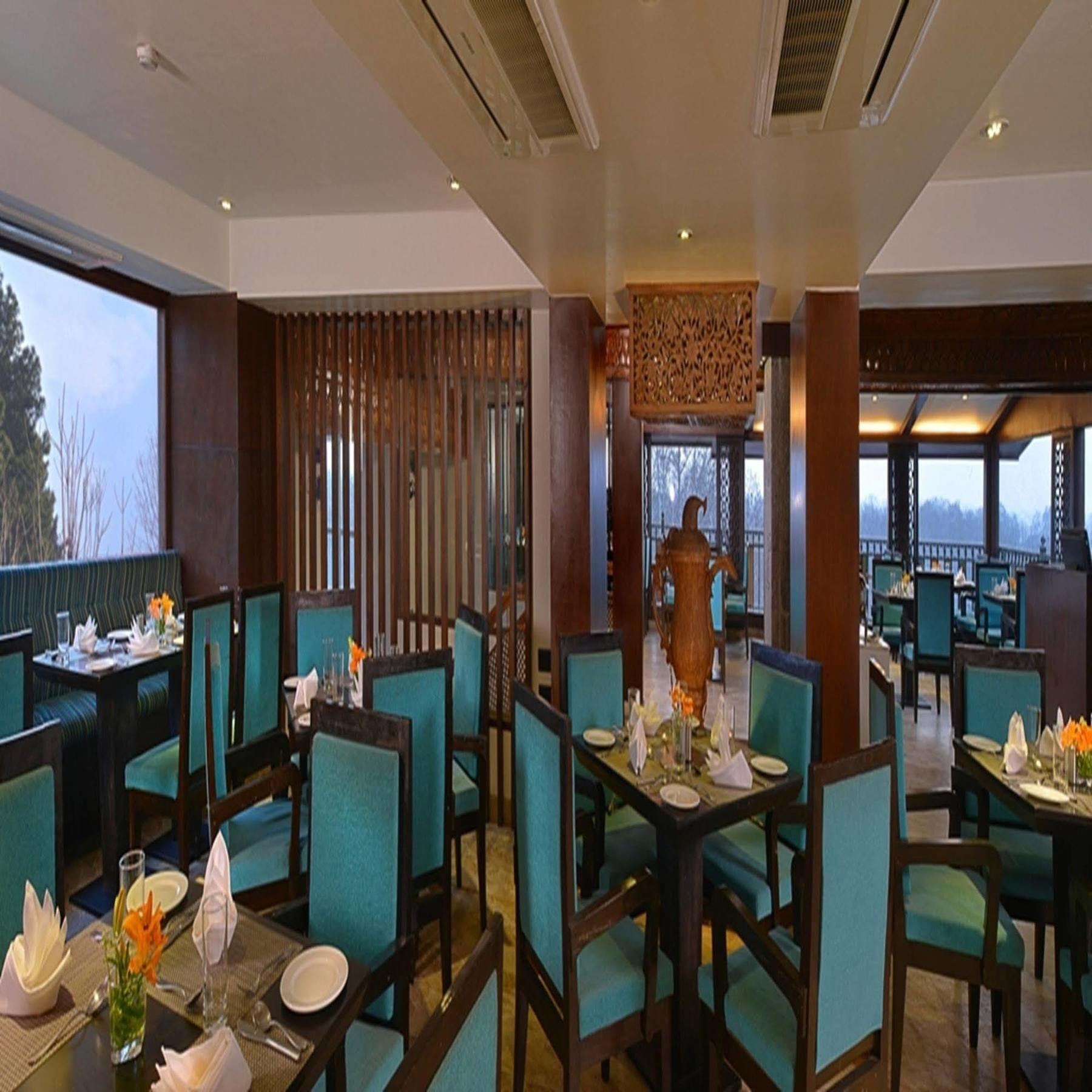 ホテル Golden Tulip Srinagar エクステリア 写真